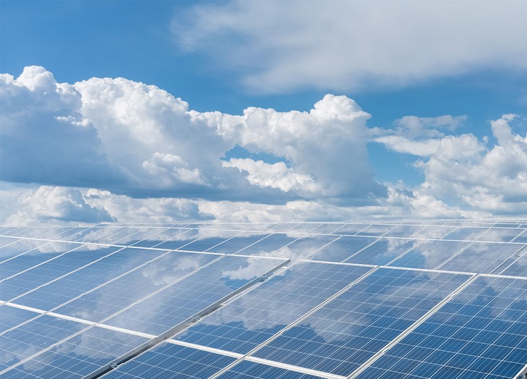 在光伏發(fā)電系統(tǒng)的電氣作業(yè)中，應(yīng)注意哪些要點